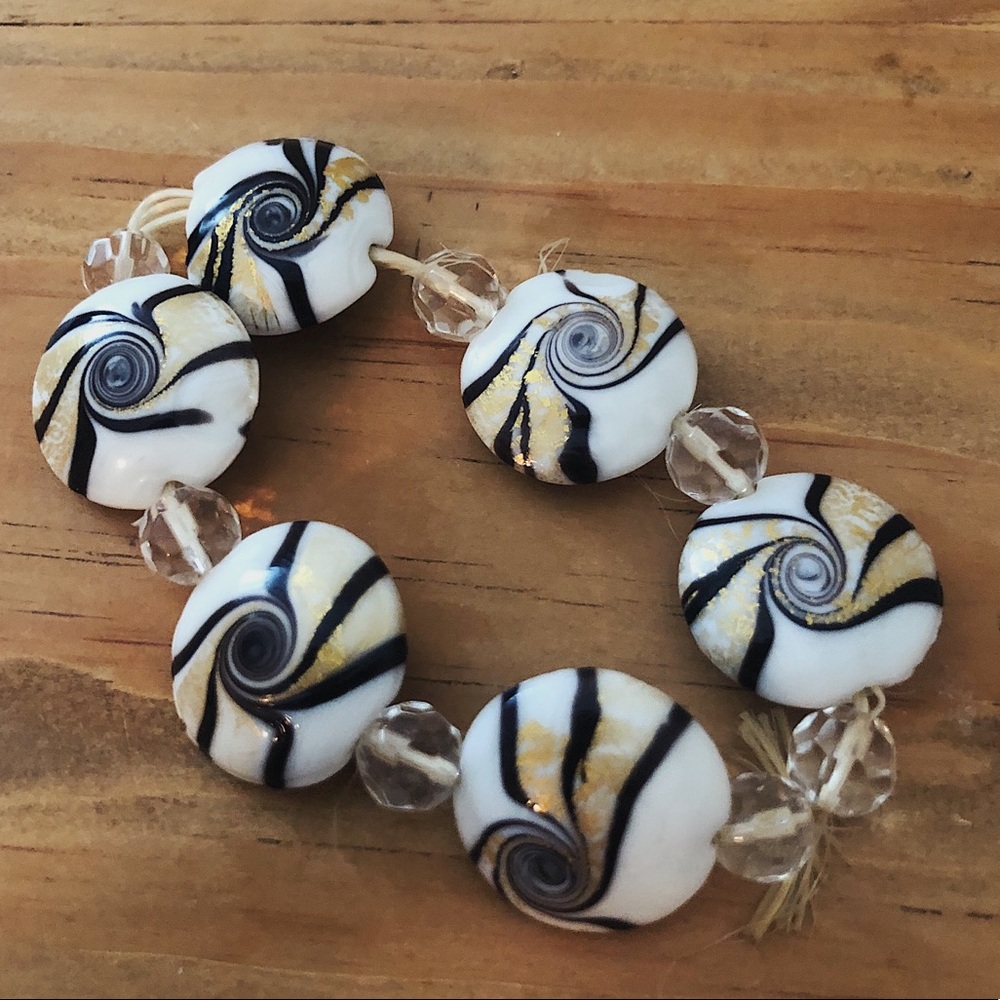 ⁺ ゚* Glass Seashell Bracelet * • ゚ - Picture 5 of 6